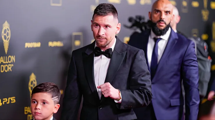 Lionel Messi viajó a París acompañado por su familia.
