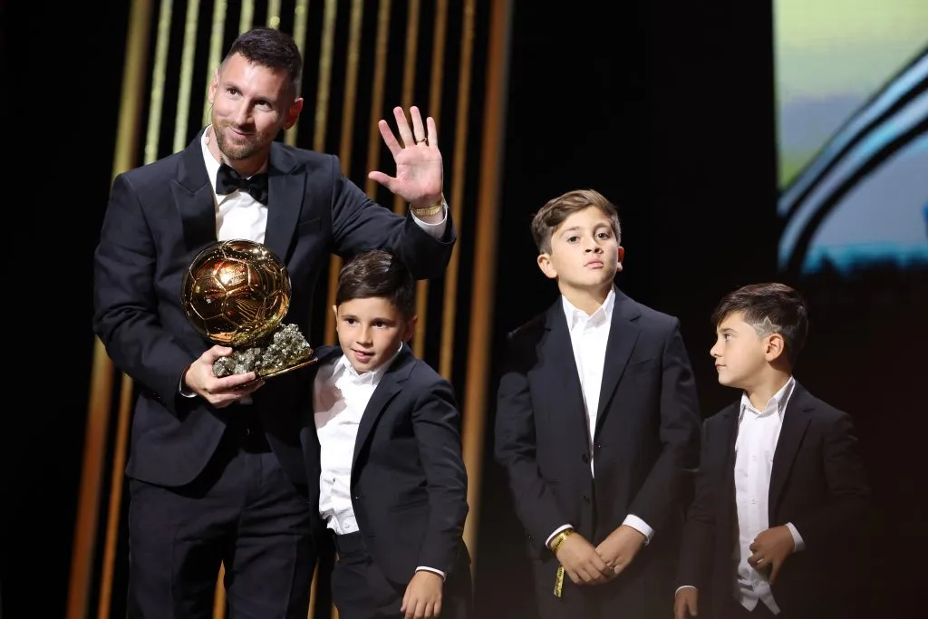 Lionel Messi posa con su octavo Balón de Oro, acompañado por sus tres hijos.