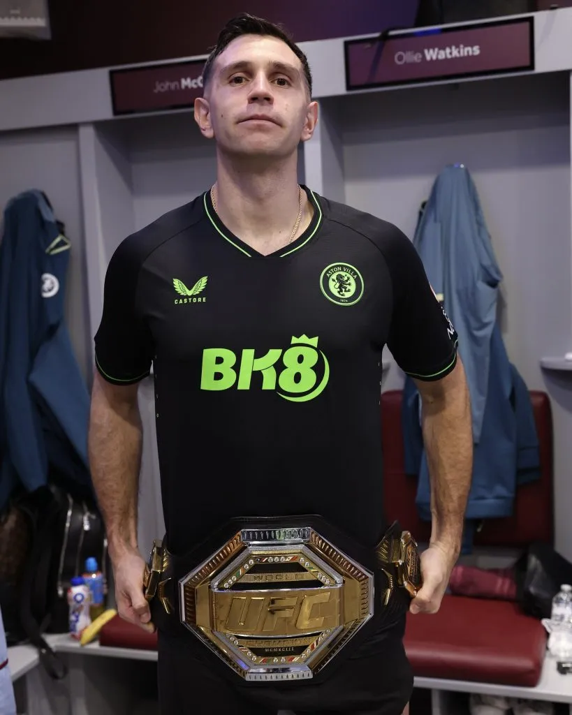 Dibu Martínez posó con el cinturón de Leon Edwards.