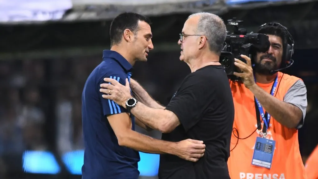 Lionel Scaloni y Marcelo Bielsa, en el último Argentina vs. Uruguay (Getty Images).