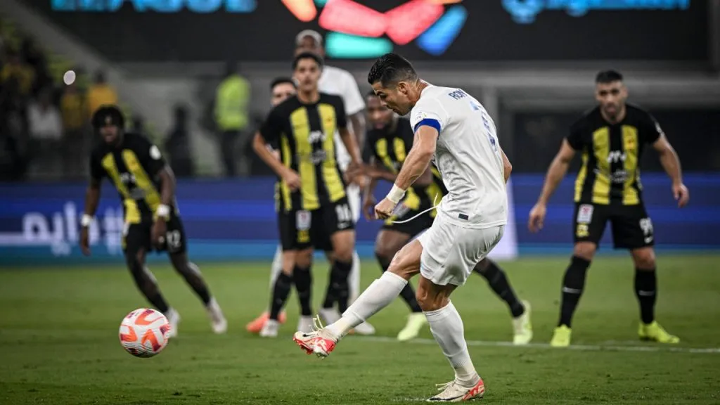 Cristiano Ronaldo le marcó dos goles de penal a Al Ittihad (IMAGO / Sports Press Photo).
