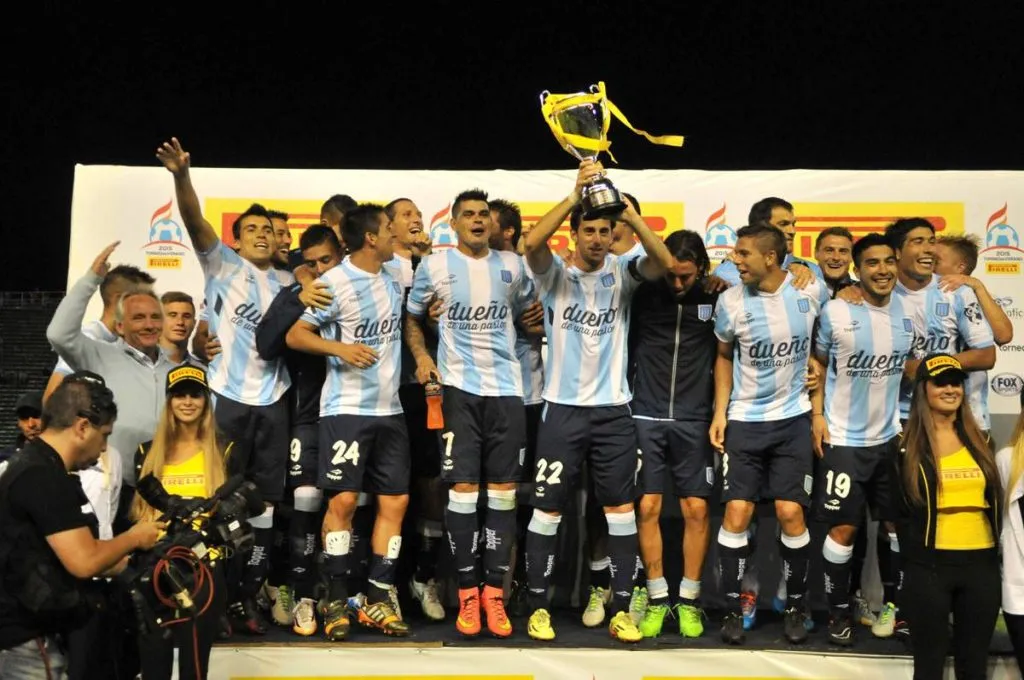 Milito levanta la Copa de Oro. Foro Web.