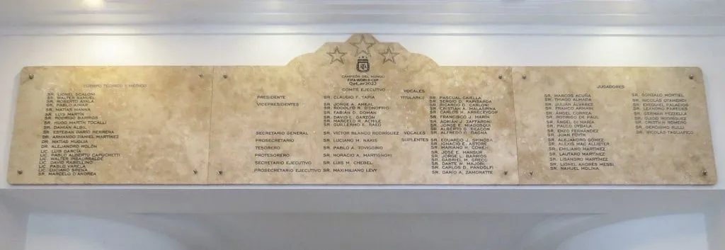 La placa de la polémica. (Foto: @chiquitapia).