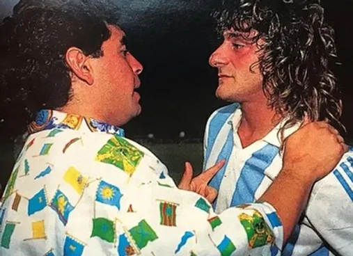Maradona y el Turco García en su debut. Foto archivo.