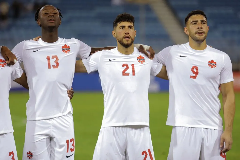 Lucas Cavallini junto a Ismael Kone y Jonathan Osorio en la previa de Qatar 2022. Getty Images.