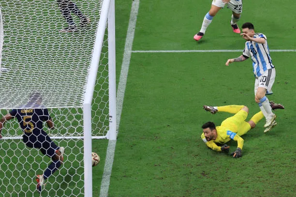 Lloris no pudo con Messi en la final de Qatar 2022. (Photo by Buda Mendes/Getty Images)