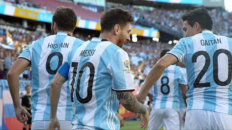 Nicolás Gaitán junto a Leo Messi en la Copa América 2016.
