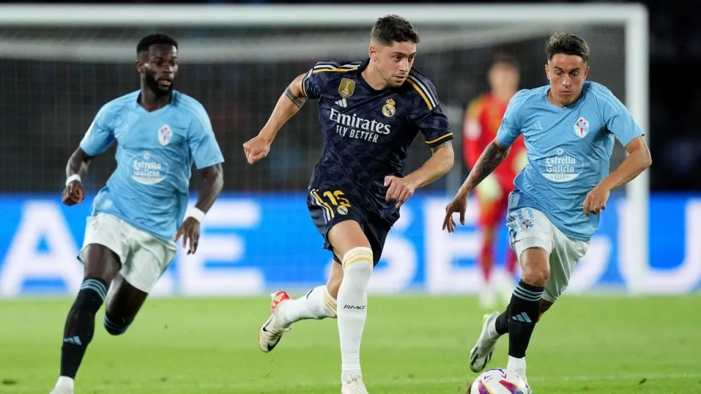 Franco Cervi ante Fede Valverde, en un Real Madrid vs. Celta (Getty Images).