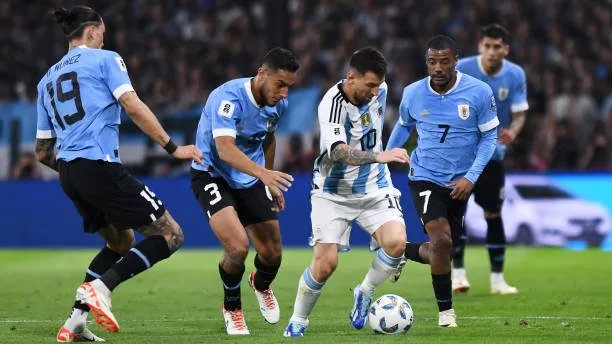 Uruguay derrotó a Argentina por 2 a 0 en su último enfrentamiento en La Bombonera. (Getty)