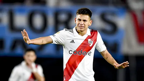Claudio Echeverri con la camiseta de River.