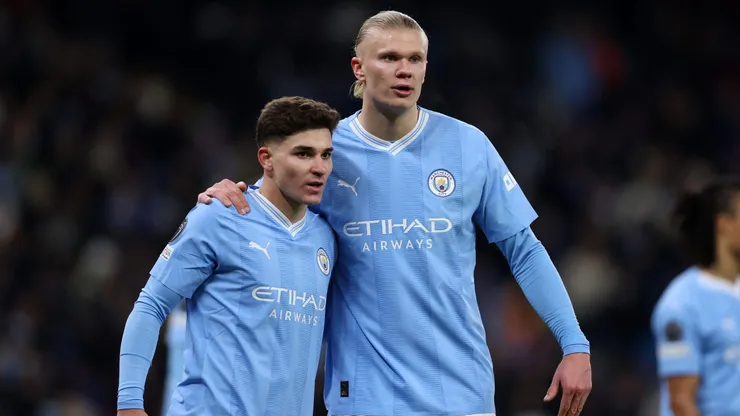 Julián Álvarez convierte goles o asiste en el Manchester City cuando Erling Haaland no está disponible. Getty Images.
