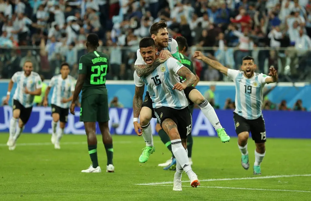 Messi festeja junto a Rojo el tanto agónico del defensor a Nigeria en Rusia 2018. (Foto: Getty).