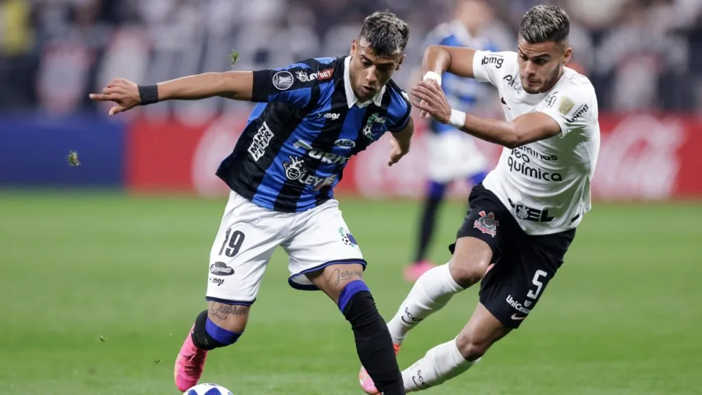 Luciano Rodríguez y Fausto Vera, en un partido entre Liverpool y Corinthians
