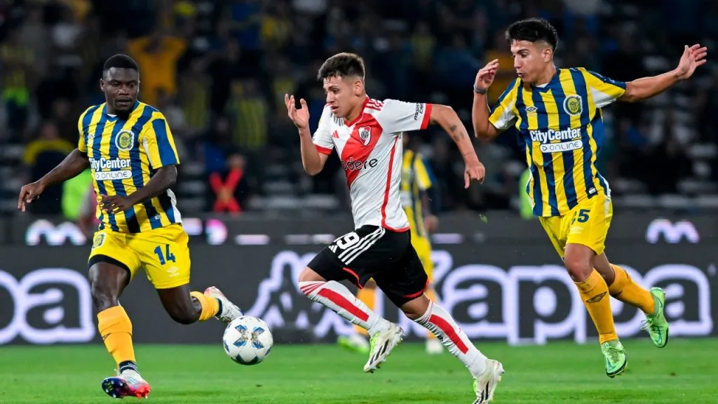Echeverri, jugando para River ante Rosario Central