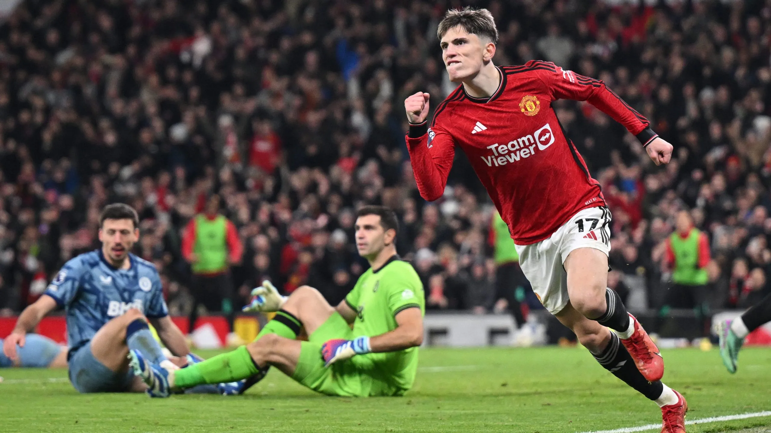 El festejo de Alejandro Garnacho y el lamento de Emiliano Martínez. Getty Images.