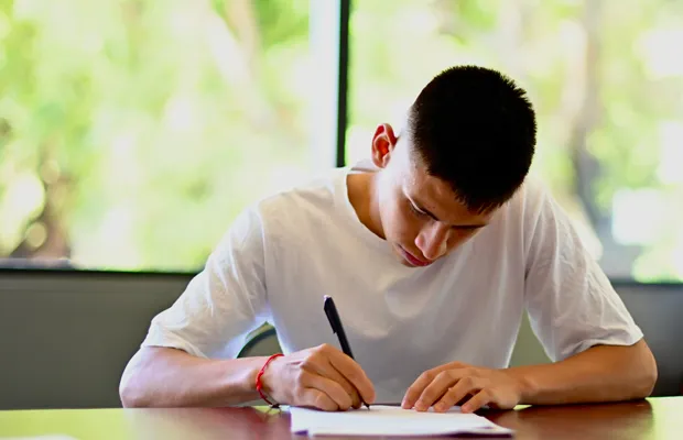 Echeverri firmando su contrato en el 2022. Foto River.