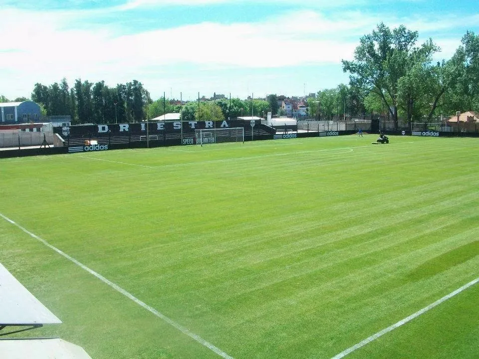 La cabecera local del estadio Guillermo Laza, perteneciente a Deportivo Riestra. (Foto: Prensa Riestra)