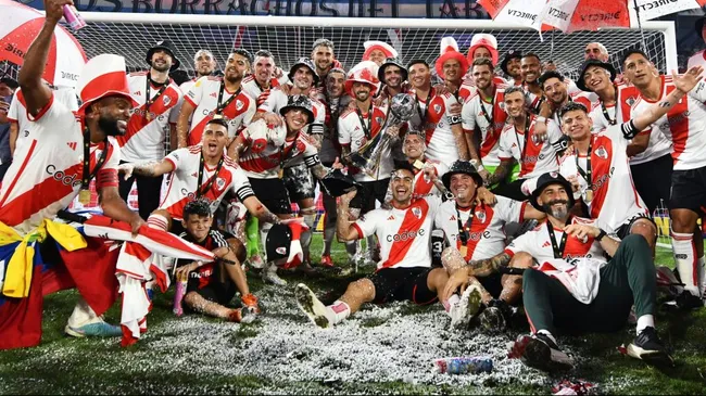 River celebrando el Trofeo de Campeones 2023 tras vencer a Rosario Central. (Getty)