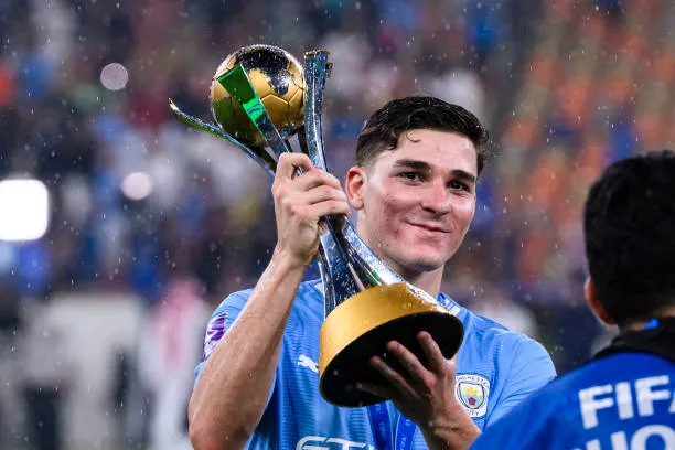 Julián Álvarez no para de ganar títulos desde su llegada a Manchester. (Photo by Marcio Machado/Eurasia Sport Images/Getty Images)