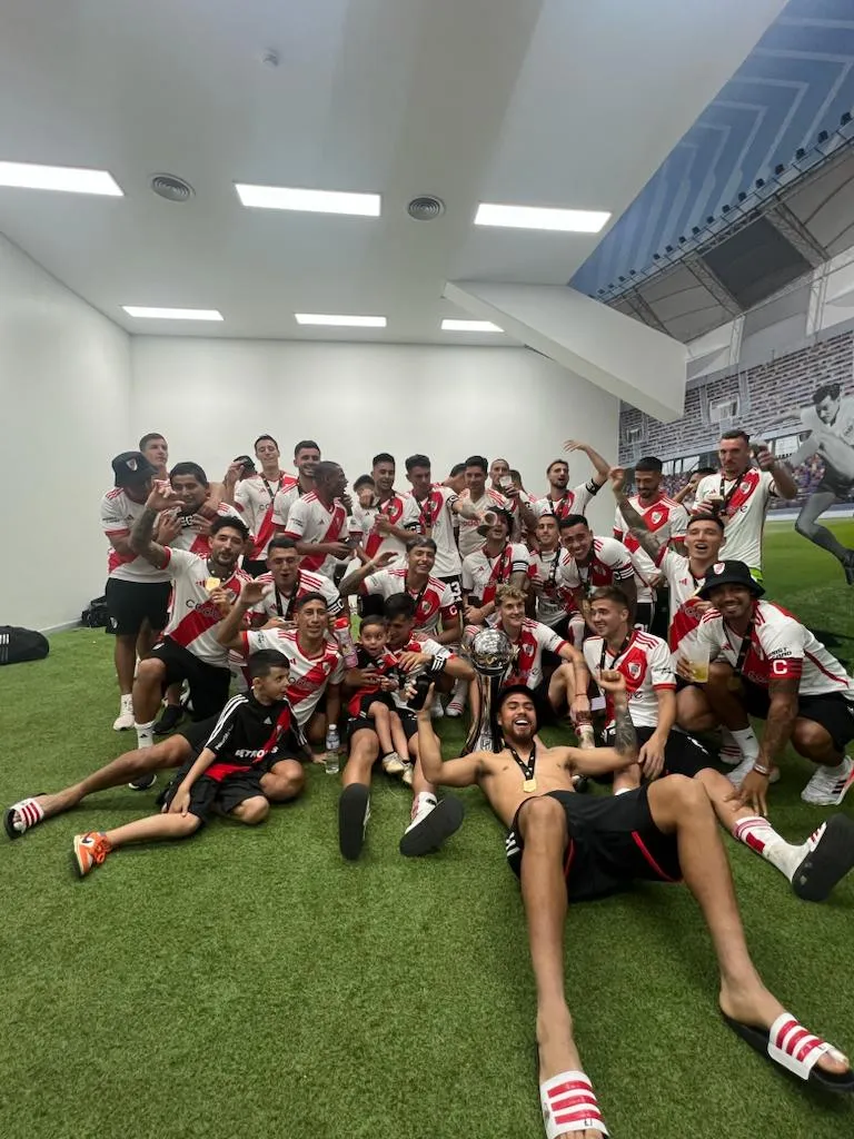 La foto de River en el vestuario, sin Borja ni Echeverri. (Foto: River)