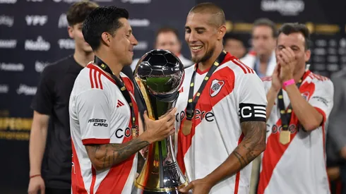 Enzo Pérez y Jonatan Maidana con el Trofeo de Campeones.