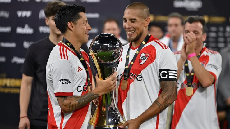 Enzo Pérez y Jonatan Maidana con el Trofeo de Campeones.