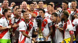 Enzo Pérez y Joni Maidana levantan el Trofeo de Campeones.