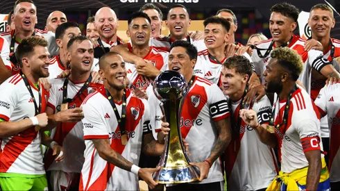Enzo Pérez y Joni Maidana levantan el Trofeo de Campeones.