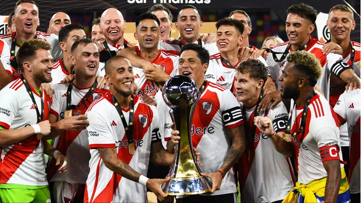 Enzo Pérez y Joni Maidana levantan el Trofeo de Campeones.