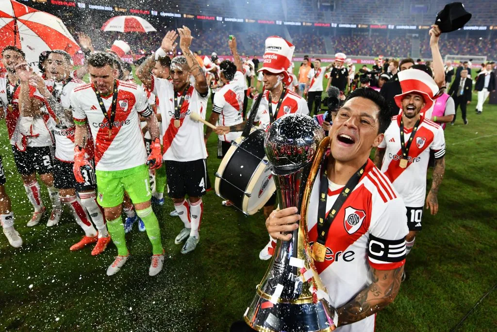 Enzo Pérez con el Trofeo de Campeones (Getty)