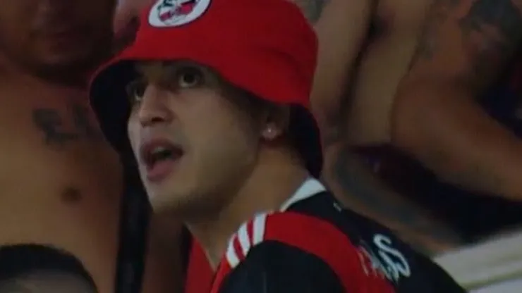 Exequiel Palacios estuvo junto a la hinchada alentando a River.