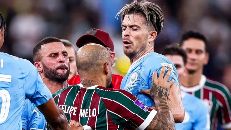 Felipe Melo fue a buscar a Grealish y fue detenido por Walker.