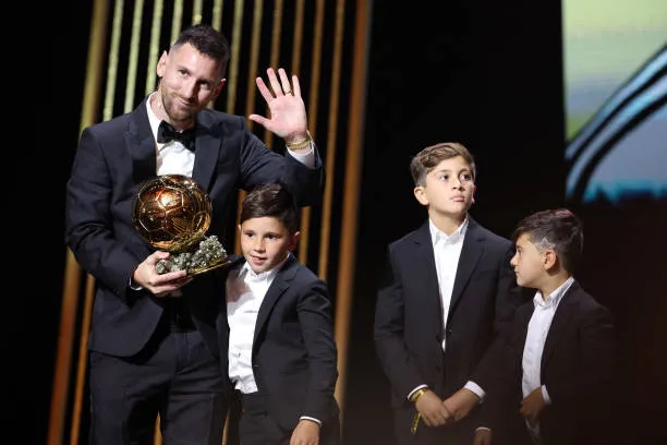 Messi disfruta, ahora que sus hijos pueden comprender y disfrutar cada momento con él. (Photo by Pascal Le Segretain/Getty Images)