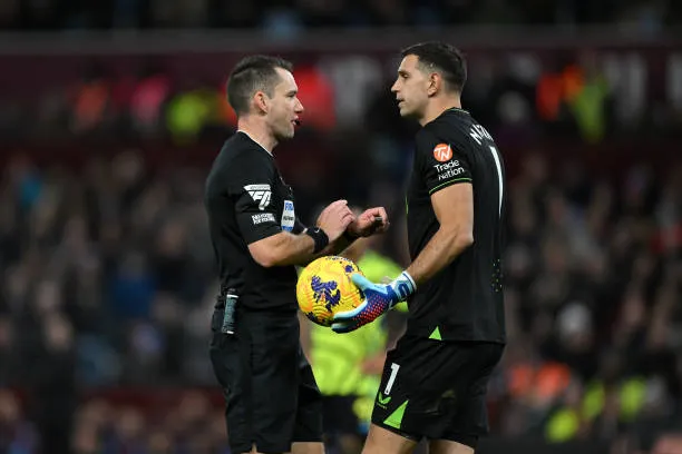 Los árbitros están más estrictos que nunca en la Premier League (Photo by Shaun Botterill/Getty Images)