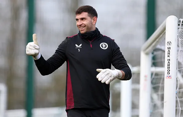 Dibu Martínez vive una gran temporada con Aston Villa, que da pelea en tres frentes.