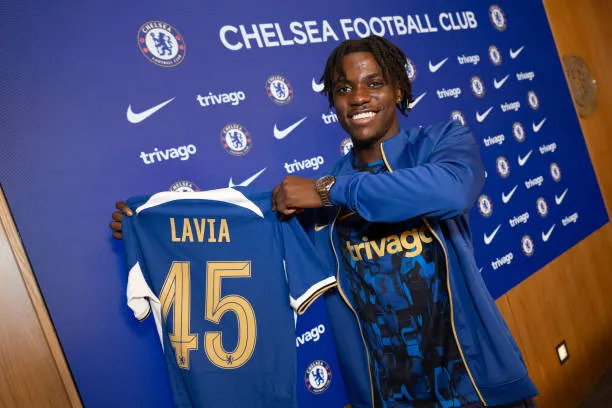 Romeo Lavia aún no pudo debutar con el Chelsea (Photo by Darren Walsh/Chelsea FC via Getty Images)