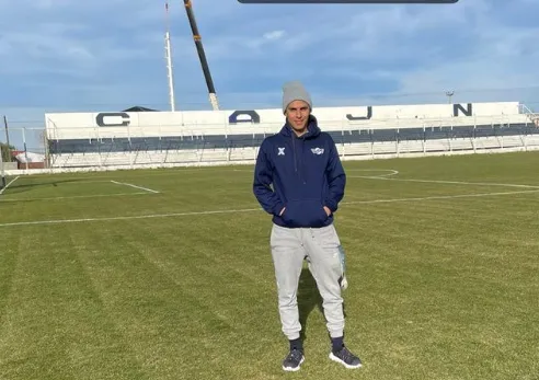 Pitu Barrientos en la cancha de Newbery. (Foto: @barrientospablocesar).