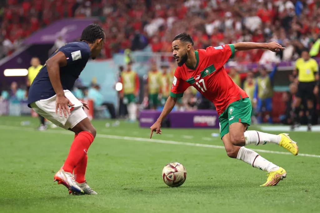 Sofiane Boufal encarando a Jules Kounde en la Semifinal de Qatar 2022. Getty Images.