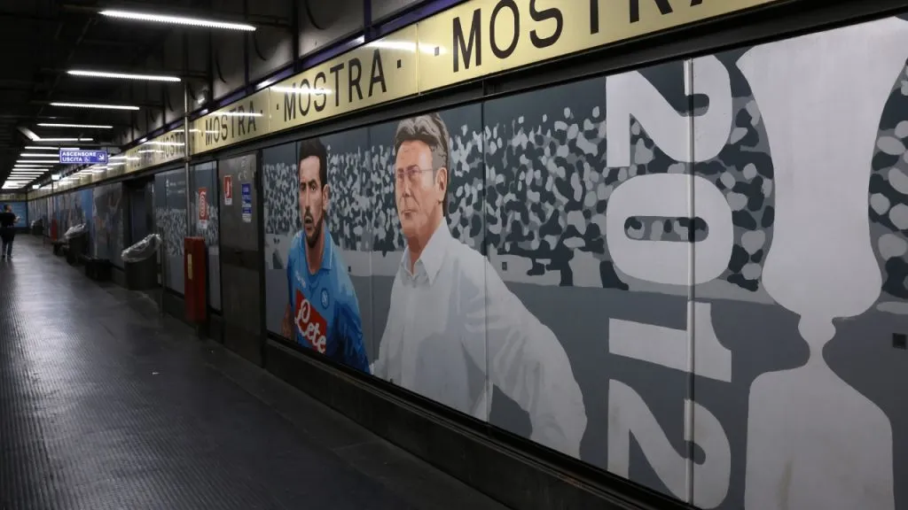 Una estación del metro en Napoli tiene la imagen de Lavezzi junto a su ex DT, Walter Mazzarri (IMAGO / Sportimage).