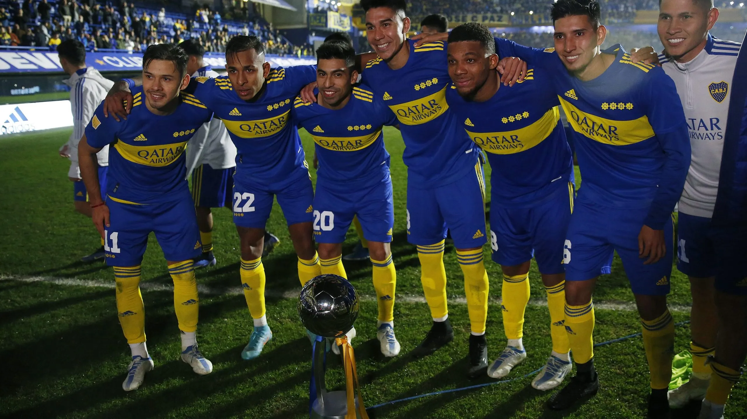 Los jugadores de Boca celebrando la Copa de la Liga Profesional 2022. Getty Images.