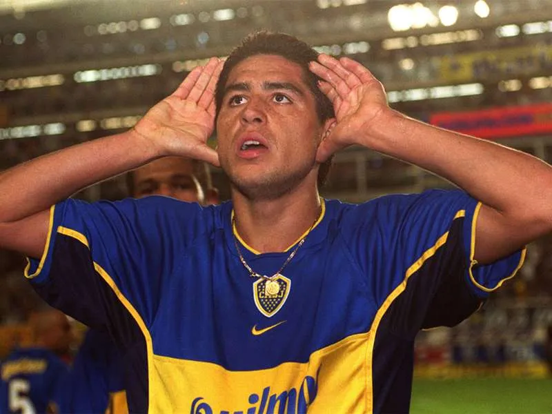 Riquelme y el Topo Gigio hacia los palcos. Foto Archivo.