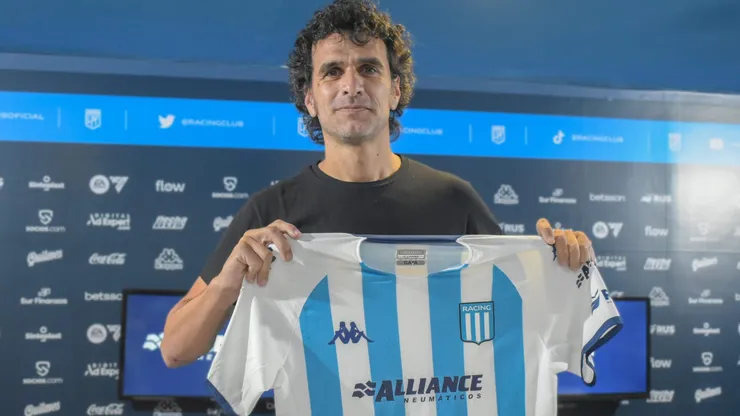 Un exBoca fue presentado como DT de Racing