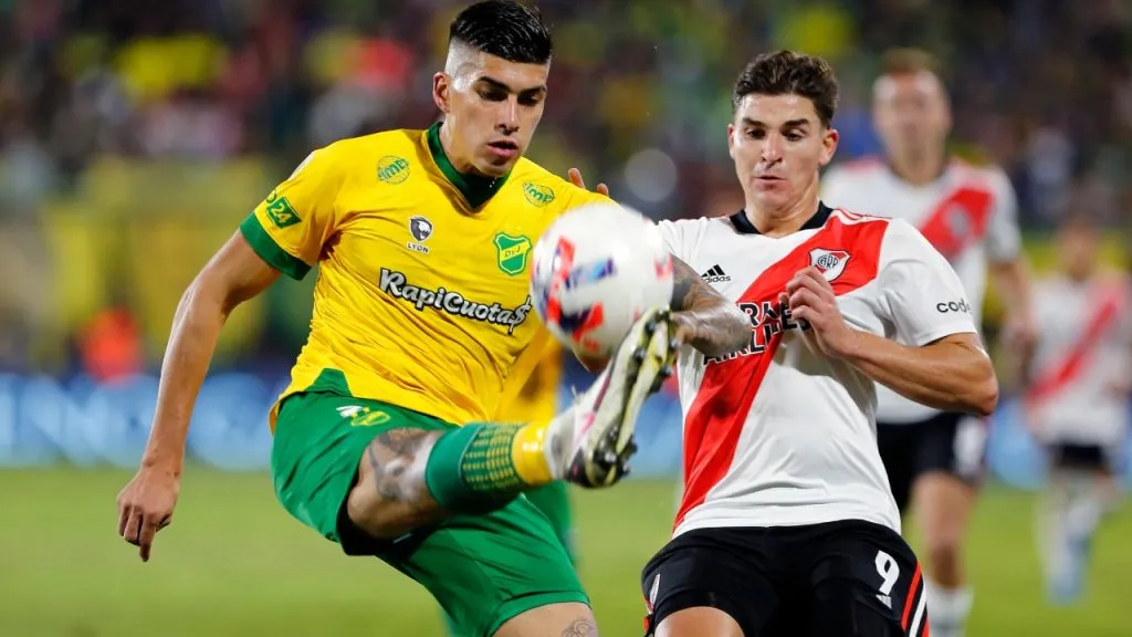 Adonis Frías, en un cruce con Julián Álvarez en un Defensa vs. River (Getty Images).