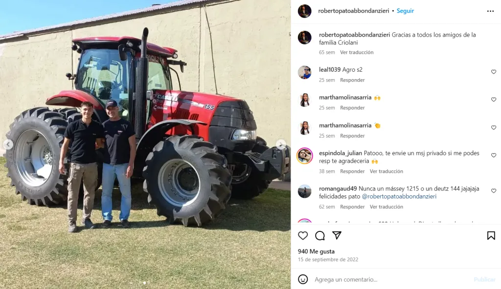 El Pato junto a su cosechadora. (Foto: @robertopatoabbondanzieri).