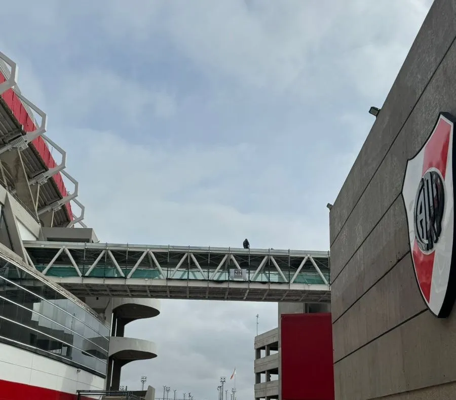 El puente peatonal unirá el estacionamiento con la zona de palcos de San Martín. (Foto: La Página Millonaria).