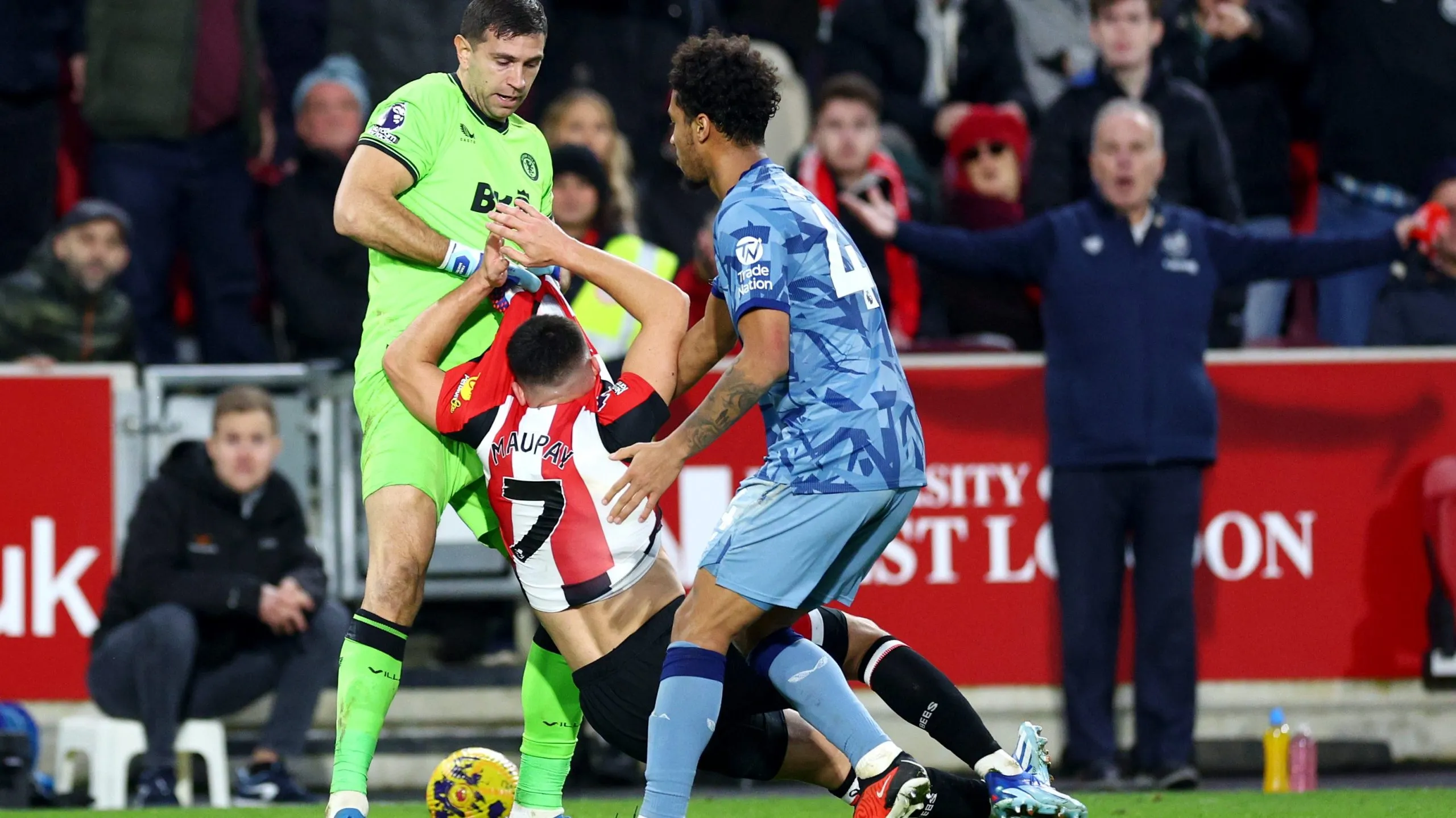 El momento en el que Emiliano Martínez sacudió a Neal Maupay en el Brentford vs. Aston Villa. Getty Images.