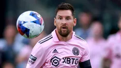 Lionel Messi y el balón de la Leagues Cup.