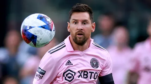 Lionel Messi y el balón de la Leagues Cup.