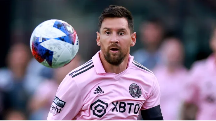 Lionel Messi y el balón de la Leagues Cup.