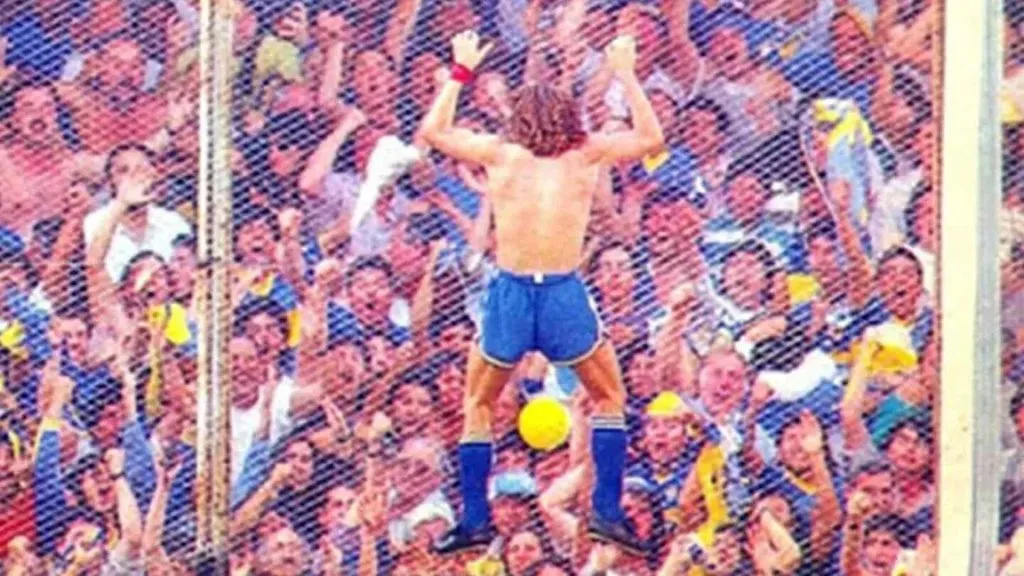 El “Manteca” subido al alambrado, en uno de los goles más recordados del Superclásico (Historia de Boca)